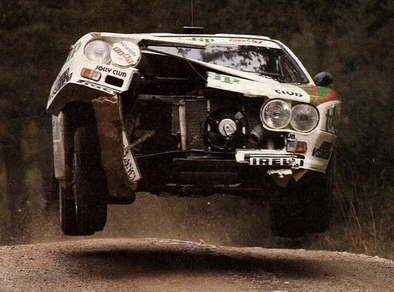 Massimo "Miki" Biasion - Tiziano Siviero
26º Rallye Sanremo 1984. Lancia Rally 037 (TO W67784). Clasificado 3º.
Jolly Club Totip

Del 30 de Septiembre al 5 de Octubre, Sanremo, Liguria, Imperia, Italia.
Superficie: asfalto -tierra.

El Rally tenia un total de 2546.29 km de los que 807.69 km divididos en 56 tramos eran especiales, (2 de ellas fueron canceladas SS7 Sante Luce de 12,30 km y SS26 Chiusdino 2 de 17,41 Km).

Se inscribieron 104 equipos, tomaron la salida 100, finalizaron 35.@
Palabras clave: ;Tiziano_Siviero;Lancia;Rally;Grupo_B;Sanremo;1984