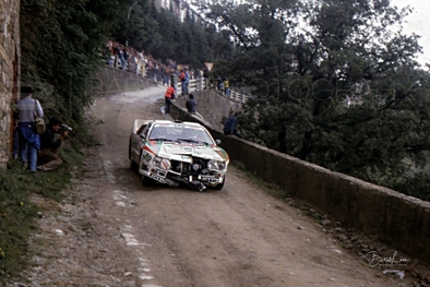 Massimo "Miki" Biasion - Tiziano Siviero
26º Rallye Sanremo 1984. Lancia Rally 037 (TO W67784). Clasificado 3º.
Jolly Club Totip

Del 30 de Septiembre al 5 de Octubre, Sanremo, Liguria, Imperia, Italia.
Superficie: asfalto -tierra.

El Rally tenia un total de 2546.29 km de los que 807.69 km divididos en 56 tramos eran especiales, (2 de ellas fueron canceladas SS7 Sante Luce de 12,30 km y SS26 Chiusdino 2 de 17,41 Km).

Se inscribieron 104 equipos, tomaron la salida 100, finalizaron 35.@
Palabras clave: ;Tiziano_Siviero;Lancia;Rally;Grupo_B;Sanremo;1984
