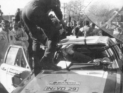 Hannu Mikkola - Arne Hertz
14º Sanyo Rally de Nueva Zelanda 1984. Audi Quattro A2 (IN-YD 29). Clasificado 3º.

Del 23 al 26 de Junio, Auckland, Nueva Zelanda.
Superficie: tierra.

El Rally tenia un total de 2626 km de los que 1044 km divididos en 45 tramos eran especiales.

Tomaron la salida 63 equipos, finalizaron 35.@
Palabras clave: ;Crash;Audi;Quattro;Grupo_B;1984
