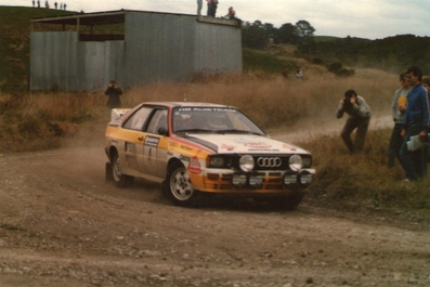 Hannu Mikkola - Arne Hertz
14º Sanyo Rally de Nueva Zelanda 1984. Audi Quattro A2 (IN-YD 29). Clasificado 3º.

Del 23 al 26 de Junio, Auckland, Nueva Zelanda.
Superficie: tierra.

El Rally tenia un total de 2626 km de los que 1044 km divididos en 45 tramos eran especiales.

Tomaron la salida 63 equipos, finalizaron 35.@
Palabras clave: ;Audi;Quattro;Grupo_B;1984