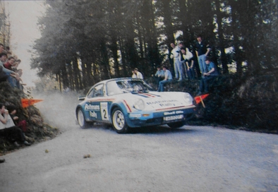Henri Toivonen - Ian Grindrod
45º Rothmans Circuit of Ireland 1984. Porsche 911 SC RS (A815 CCF). Abandonó por la caja de cambios en SS44 Roscat Hill de 16.45 km.

Del 19 al 24 de Abril, Belfast, Ulster, Irlanda.
Superficie: asfalto.

El Rally constaba de 5 etapas con un total de 977.38 km cronometrados divididos en 55 tramos especiales (1 de ellos fue cancelado SS14 Malahide de 8.92 km).

Tomaron la salida 78 equipos, finalizaron 36.@
Palabras clave: Henri_Toivonen;Porsche;Grupo_B;Ireland;Irlanda;1986