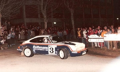 Henri Toivonen - Ian Grindrod
32º Rally Costa Brava 1984. Porsche 911 SC RS (A451 BJB). 
Rothmans Porsche Rally Team

Foto en el tramo de "Cladells" / Curva de "La Pedra Llarga".

Abandonó por el eje de transmisión, aunque siguió brindando un auténtico espectáculo a todos los aficionados como coche 0 durante la 3º etapa.

Foto en el Cruce de Cladells en Sant Hilari, primer tramo del Rally.

Del 17 al 19 de Febrero, Lloret de Mar.
Superficie: grava / asfalto.

El Rally tení­a un total de 1366.41 km, de los que 527.15 km divididos en 46 tramos eran especiales.

Tomaron la salida 60 equipos, finalizaron 25.@
Palabras clave: Henri_Toivonen;Porsche;Grupo_B;Costa_Brava;1984