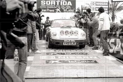 Henri Toivonen - Ian Grindrod
32º Rally Costa Brava 1984. Porsche 911 SC RS (A451 BJB).
Rothmans Porsche Rally Team

Abandonó por el eje de transmisión, aunque siguió brindando un auténtico espectáculo a todos los aficionados como coche 0 durante la 3º etapa.

Del 17 al 19 de Febrero, Lloret de Mar.
Superficie: grava / asfalto.

El Rally tení­a un total de 1366.41 km, de los que 527.15 km divididos en 46 tramos eran especiales.

Tomaron la salida 60 equipos, finalizaron 25.@
Palabras clave: Henri_Toivonen;Porsche;Grupo_B;Costa_Brava;1984