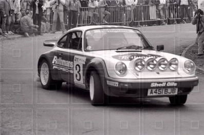 Henri Toivonen - Ian Grindrod
32º Rally Costa Brava 1984. Porsche 911 SC RS (A451 BJB).
Rothmans Porsche Rally Team

Abandonó por el eje de transmisión, aunque siguió brindando un auténtico espectáculo a todos los aficionados como coche 0 durante la 3º etapa.

Del 17 al 19 de Febrero, Lloret de Mar.
Superficie: grava / asfalto.

El Rally tení­a un total de 1366.41 km, de los que 527.15 km divididos en 46 tramos eran especiales.

Tomaron la salida 60 equipos, finalizaron 25.@
Palabras clave: Henri_Toivonen;Porsche;Grupo_B;Costa_Brava;1984