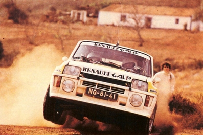 Joaquim Moutinho da Silva Santos - Edgar Fortes
14º Rali Lois Algarve 1984. Renault 5 Turbo TdC (NG-81-41). Abandonó por sabotaje.

El sabotaje fue un ingenio con clavos que al paso del Renault 5 Turbo pinchó los neumáticos en uno de los últimos tramos del Rally, lo que además le impidio ganar el Campeonato.
En su momento se comento que el autor de este sabotaje podría haber sido un Concesionario de Renault de la región de Algarve, por venganza, al perder el propietario dicho Concesionario. Pero no existieron pruebas de ello, ni si quiera llegó a ser investigado.

Del 1 al 3 de Noviembre, Algarve, Alvor, Portimao, Portugal.
Superficie: tierra, con un total de 494.18 km cronometrados divididos en 30 tramos especiales.
Tomaron la salida 51 equipos, finalizaron 24.@
Palabras clave: Joaquim_Moutinho;Edgar_Fortes;Renault;Turbo;Grupo_B;Portugal;1986