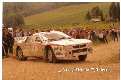 Adartico Vudafieri - Luigi Pirollo
26º Rallye Sanremo 1984. Lancia Rally 037 (TO W67779). Abandonó por accidente en SS18 Monticchiello 1 de 15,52 Km.
Jolly Club Totip

Del 30 de Septiembre al 5 de Octubre, Sanremo, Liguria, Imperia, Italia.
Superficie: asfalto -tierra.

El Rally tenia un total de 2546.29 km de los que 807.69 km divididos en 56 tramos eran especiales, (2 de ellas fueron canceladas SS7 Sante Luce de 12,30 km y SS26 Chiusdino 2 de 17,41 Km).

Se inscribieron 104 equipos, tomaron la salida 100, finalizaron 35.

© Alfredo Violetti
@@
Palabras clave: Lancia;Rally;Grupo_B;Sanremo;1984