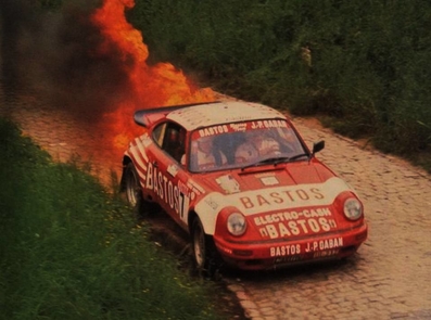 Patrick Snijers - Dany Colebunders
13º Lotto Haspengouwrally 1984. Porsche 911 SC RS (UL 212). Abandonó por motor y posterior incendio del mismo en SS21 Gingelom de 11.69 km.

Del 1 al 3 de Junio, Landen, Belgica.
Superficie: asfalto - tierra.

La prueba constaba de 394.49 km divididos en 3 etapas y 34 tramos especiales.

Tomaron la salida 90 eqquipos, finalizaron 41.@
Palabras clave: Haspengouwrally;Porsche;Grupo_B;1984