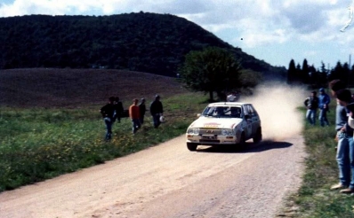 Christian Rio - Jean-Bernard Vieu
26º Rallye de Sanremo 1984. Citröen Visa 1000 Pistes (8443 ME 92). Abandonó por accidente en SS9 Cerrato de 7.18 Km.
Citroën Compétitions

Del 30 de Septiembre al 5 de Octubre, Sanremo, Liguria, Imperia, Italia.
Superficie: asfalto -tierra.

El Rally tenia un total de 2546.29 km de los que 807.69 km divididos en 56 tramos eran especiales, (2 de ellas fueron canceladas SS7 Sante Luce de 12,30 km y SS26 Chiusdino 2 de 17,41 Km).

Se inscribieron 104 equipos, tomaron la salida 100, finalizaron 35.@
Palabras clave: Citroen;Visa;Grupo_B;Sanremo;1984