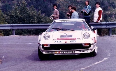 Sandro Chiossi - Rossano Chiossi
26º Rallye Sanremo 1984. Ferrari 308 GTB. Abandonó.
Scuderia City Corse

Del 30 de Septiembre al 5 de Octubre, Sanremo, Liguria, Imperia, Italia.
Superficie: asfalto -tierra.

El Rally tenia un total de 2546.29 km de los que 807.69 km divididos en 56 tramos eran especiales, (2 de ellas fueron canceladas SS7 Sante Luce de 12,30 km y SS26 Chiusdino 2 de 17,41 Km).

Se inscribieron 104 equipos, tomaron la salida 100, finalizaron 35.@
Palabras clave: Ferrari;GTB;Grupo_B;Sanremo;1984