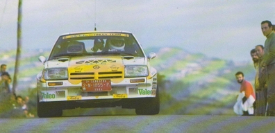 Juan Carlos Oñoro - José Lòpez Orozco
21º Rally Principe de Asturias 1984. Opel Manta 400 (2-M-1855-P). Abandonó por accidente en SS23.

Del 21 al 23 de Septiembre, Oviedo, Asturias, España.
Superficie: asfalto.

El Rally tenia un total de 1139.47 km de los que 357.5 km divididos en 28 tramos eran especiales.

Tomaron la salida 67 equipos, finalizaron 37.

Después de esta prueba y la del Corte Inglés lo cesaron de Opel, le ofrecieron el puesto a Carlos Alonso Lamberti, que vení­a de firmar un segundo puesto en Canarias con el Ascona, en la que tras ir liderando, problemas de transmisión y una segunda etapa soberbia de Terry Kaby en la lluvia con el Nissan oficial dieron la victoria al inglés. 
Lamberti rechazó la oferta por motivos laborales (era importador Opel amén de otras marcas en Canarias) y ésta fue para Sainz... el resto de la historia es de sobra conocida.
@
Palabras clave: Opel;Manta;Asturias;Grupo_B;1984