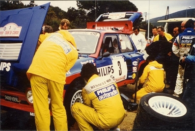 Asistencia Equipo Renault Elf Philips en el 29º Tour de Corse - Rallye de France 1985
En el Renault 5 Maxiturbo (9489 YB 91) de Jean Ragnotti - Pierre Thimonier, clasificado 1º.

Del 2 al 4 de Mayo, Ajaccio, Córcega, Francia.
Superficie: asfalto.

El Rally tenia un total de 1603.00 km de los que 1122.25 km divididos en 30 tramos eran especiales (1 de ellos fue cancelado, SS5 Sartene - Zonza de 44.23 km, por el fatal accidente de Attilio Bettega en el tramo anterior, SS4 Zerubia - Santa Giulia de 30.60 km).

Tomaron la salida 139 equipos, finalizaron 45.@
Palabras clave: ;Renault;Maxiturbo;Corse;Corcega;Grupo_B;1985;Asistencias