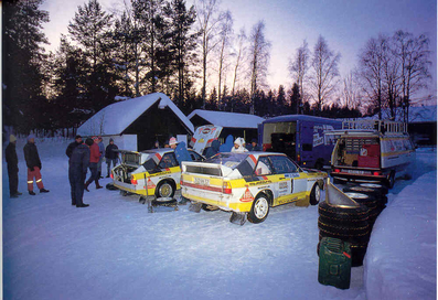 Asistencia del Equipo Audi Sport en el 35º Internacional Suecia Rally 1985
En los Audi Sport Quattro S1 de:

#1 (IN-NM 57) de Stig Blomqvist - Björn Cederberg, clasificado 2º.
#3 (IN-YK 55) de Hannu Mikkola - Arne Hertz, clasificado 4º.

Falta el #5 (IN-NL 8) de Walter Röhrl - Christian Geistdörfer que abandonó por motor en SS20 Finnebäck de 17.36 km.

Del 15 al 17 de Febrero, Karlstad, Suecia.
Superficie: nieve - hielo.

El Rally tenía un total de 1642.00 km de los que 513.68 km divididos en 29 tramos eran especiales.

Tomaron la salida 115, finalizaron 56.@
Palabras clave: Audi;Sport;Quattro;Suecia;Stig_Blomqvist;Grupo_B;1985;Asistencias