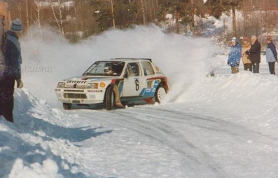 Timo Salonen - Seppo Harjanne
35º Internacional Suecia Rally 1985. Peugeot 205 Turbo 16 (323 EXA 75). Clasificado 3º.

Del 15 al 17 de Febrero, Karlstad, Suecia.
Superficie: nieve - hielo.

El Rally tenía un total de 1642.00 km de los que 513.68 km divididos en 29 tramos eran especiales.

Tomaron la salida 115, finalizaron 56.@
Palabras clave: Timo_Salonen;Peugeot;Turbo;Suecia;Grupo_B;nieve;1985