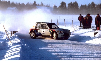 Timo Salonen - Seppo Harjanne
35º Internacional Suecia Rally 1985. Peugeot 205 Turbo 16 (323 EXA 75). Clasificado 3º.

Del 15 al 17 de Febrero, Karlstad, Suecia.
Superficie: nieve - hielo.

El Rally tenía un total de 1642.00 km de los que 513.68 km divididos en 29 tramos eran especiales.

Tomaron la salida 115, finalizaron 56.@
Palabras clave: Timo_Salonen;Peugeot;Turbo;Grupo_B;Suecia;1985