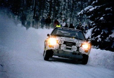 Hannu Mikkola - Arne Hertz
35º Internacional Suecia Rally 1985. Audi Sport Quattro S1 (IN-YK 55). Clasificado 4º.

Del 15 al 17 de Febrero, Karlstad, Suecia.
Superficie: nieve - hielo.

El Rally tenía un total de 1642.00 km de los que 513.68 km divididos en 29 tramos eran especiales.

Tomaron la salida 115, finalizaron 56.@
Palabras clave: ;Audi;Sport;Quattro;Suecia;Grupo_B;nieve;1985