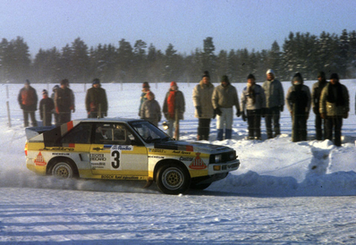 Hannu Mikkola - Arne Hertz
35º Internacional Suecia Rally 1985. Audi Sport Quattro S1 (IN-YK 55). Clasificado 4º.

Del 15 al 17 de Febrero, Karlstad, Suecia.
Superficie: nieve - hielo.

El Rally tenía un total de 1642.00 km de los que 513.68 km divididos en 29 tramos eran especiales.

Tomaron la salida 115, finalizaron 56.@
Palabras clave: ;Audi;Sport;Quattro;Suecia;Grupo_B;nieve;1985
