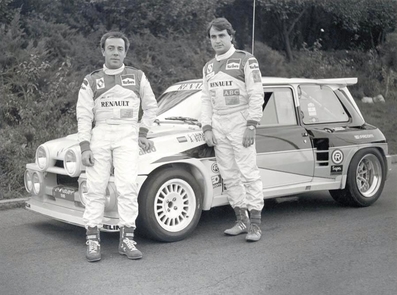 Carlos Sainz Cenamor - Antonio Boto
Junto al Renault 5 Maxiturbo (1985)

1985 - SUBCAMPEÓN de España de Rallyes (Renault 5 Turbo Tour de Corse).

1986 - SUBCAMPEÓN de España de Rallyes (Renault 5 MaxiTurbo).
Palabras clave: ;Renault;Maxiturbo;grupo_B