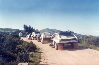 9º Rally Costa Smeralda 1986
Los Lancia Delta S4 son de:
El de delante 1# (A6 37614) Henri Toivonen - Sergio Cresto, clasificado 1º. 
Martini Lancia

El de detrás 2# (A6 37354) Dario Cerrato - Giuseppe Cerri, clasificado 3º. 
Jolly Club Totip

El Peugeot 205 Turbo 16 (MI 64170X) del centro es el de Andrea Zanussi - Paolo Amati, clasificado 2º.

Del 16 al 18 de Abril, Porto cervo, norte de Cerdeña, Italia.

Superficie: tierra.
El Rally constaba de 546.00 Km cronometrados divididos en 35 tramos especiales.

Tomaron la salida 79 equipos, finalizaron 32.@
Palabras clave: Peugeot;Lancia;Delta;Grupo_B;Costa_Esmeralda;1986;Smeralda