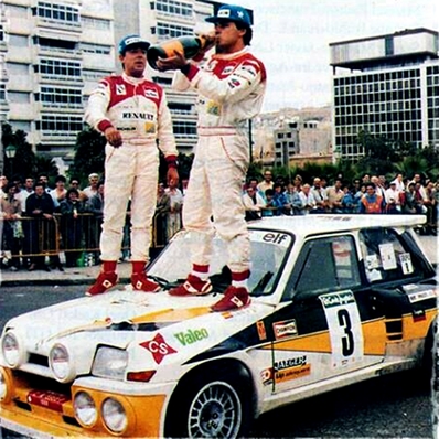 10º Rally Corte Inglés (Canarias) 1986
Carlos Sainz y Antonio Boto celebrando la victoria.
Renault 5 Maxiturbo (2-M-5968-P). Clasificado 1º.

Del 4 al 6 de Julio, Las Palmas de Gran Canaria, España.
Superficie: asfalto.288.00 km

El Rally tenia un total de 693.00 km de los que 288.00 km divididos en 18 tramos eran especiales.

Tomaron la salida 70 equipos finalizaron 36.@
Palabras clave: ;Renault;Maxiturbo;Grupo_B;Corte_Ingles;Canarias;1986;Personajes