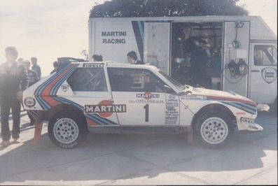 Asistencia del Equipo Martini Lancia en el 9º Rally Costa Smeralda 1986
En el Lancia Delta S4 (A6 37614) de Henri Toivonen - Sergio Cresto, clasificado 1º.

Del 16 al 18 de Abril, Porto cervo, norte de Cerdeña, Italia.

Superficie: tierra.
El Rally constaba de 546.00 Km cronometrados divididos en 35 tramos especiales.

Tomaron la salida 79 equipos, finalizaron 32.@
Palabras clave: Lancia;Delta;S4;Costa_Esmeralda;1986;Grupo_B;Asistencias