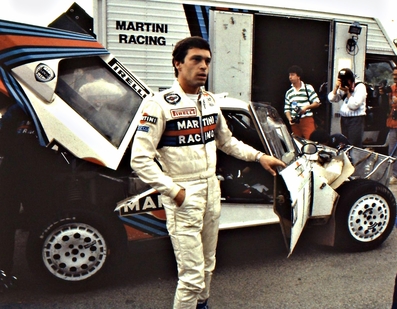 Asistencia del Equipo Martini Lancia en el 9º Rally Costa Smeralda 1986
En el Lancia Delta S4 (A6 37614) de Henri Toivonen - Sergio Cresto, clasificado 1º.

En la foto podemos ver a Sergio Cresto.

Del 16 al 18 de Abril, Porto cervo, norte de Cerdeña, Italia.

Superficie: tierra.
El Rally constaba de 546.00 Km cronometrados divididos en 35 tramos especiales.

Tomaron la salida 79 equipos, finalizaron 32.@
Palabras clave: Henri_Toivonen;Sergio_Cresto;Lancia;Delta;Grupo_B;Costa_Esmeralda;Smeralda;1986;Personajes;Asistencias