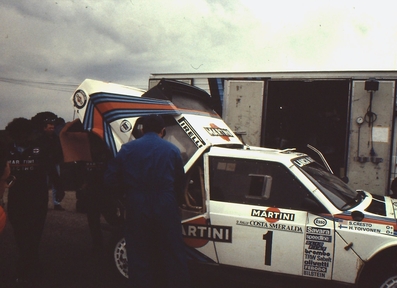 Asistencia del equipo Martini Lancia en el 9º Rally Costa Smeralda 1986
En el Lancia Delta S4 (A6 37614) de Henri Toivonen - Sergio Cresto, clasificado 1º.

Del 16 al 18 de Abril, Porto cervo, norte de Cerdeña, Italia.

Superficie: tierra.
El Rally constaba de 546.00 Km cronometrados divididos en 35 tramos especiales.

Tomaron la salida 79 equipos, finalizaron 32.

© Roberto Cabras
@
Palabras clave: Henri_Toivonen;Sergio_Cresto;Lancia;Delta;S4;Esmeralda;Costa_Smeralda;1986;Grupo_B;Asistencias