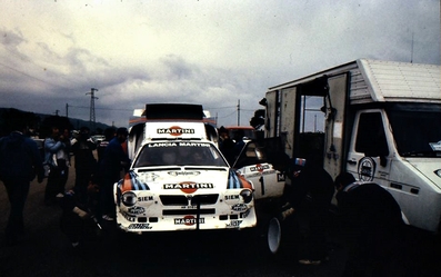 Asistencia del Equipo Martini Lancia en el 9º Rally Costa Smeralda 1986
En el Lancia Delta S4 (A6 37614) de Henri Toivonen - Sergio Cresto, clasificado 1º.

Del 16 al 18 de Abril, Porto cervo, norte de Cerdeña, Italia.

Superficie: tierra.
El Rally constaba de 546.00 Km cronometrados divididos en 35 tramos especiales.

Tomaron la salida 79 equipos, finalizaron 32.@
Palabras clave: Henri_Toivonen;Sergio_Cresto;Lancia;Delta;S4;Esmeralda;Costa_Smeralda;1986;Grupo_B;Asistencias