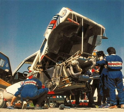 Asistencia del Equipo Martini Lancia en el 33º Bosch Acropolis Rally 1986
Lancia Delta S4
Podria ser el de:

3# (TO 76794E) de Markku Alén - Ilkka Kivimäki, abandonó por motor en SS44 Aluminium de 28.24 km.

8# (TO 76795E) de Miki Biasion - Tiziano Siviero, clasificado 2º.

11# (TO 77890E) de Mikael Ericsson - Claes Billstam, abandonó por la suspensión del coche en SS18 Arahova de 13.74 km.

Del 2 al 4 de Junio, Atenas, Grecia.
Superficie: tierra.

El Rally tení­a un total de 1890.00 km de los que 572.13 km divididos en 46 tramos eran especiales (8 de ellas fueron cancelados SS8, SS9, SS10, SS14, SS16, SS21, SS36 y SS45)

Tomaron la salida 101 equipos, finalizaron 34.
@
Palabras clave: Acropolis;Grecia;Lancia;Delta;S4;Grupo_B;1986;Asistencias