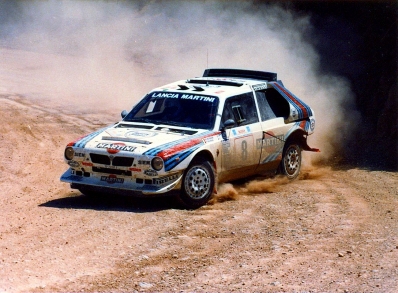 Massimo (Miki) Biasion - Tiziano Siviero
33º Bosch Acropolis Rally 1986. Lancia Delta S4 (TO 76795E). Clasificado 2º.
Martini Lancia

Del 2 al 4 de Junio, Atenas, Grecia.
Superficie: tierra.

El Rally tení­a un total de 1890.00 km de los que 572.13 km divididos en 46 tramos eran especiales (8 de ellas fueron cancelados SS8, SS9, SS10, SS14, SS16, SS21, SS36 y SS45)

Tomaron la salida 101 equipos, finalizaron 34.@
Palabras clave: ;Lancia;Delta;Grupo_B;Acropolis;Grecia;1986