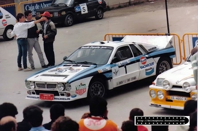 10° Rally Villa de Llanes 1986
1# Lancia Rally 037 (2M 5511 P) de Salvador Servià i Costa  - Jordi Sabater, clasificado 3º.
RACC Bendiberica

Al lado se puede ver el 2# Renault 5 Maxiturbo (VA-4650-M) de Carlos Sainz - Antonio Boto.
Renault Sport España

Sainz después de ir todo el rally peleando con Zanini (Ford RS200 / 2M 5557 P) por la victoria, cuando quedaban dos tramos para el final y liderando la prueba, apareció la lluvia en el tramo del Fito... Todos montaron ruedas de seco.

En la bajada del tramo Carlos se sale de la carretera, apareciendo poco después Zanini, que también se sale en la misma curva golpeando el Maxiturbo de Carlos.

Salvador Servià (Lancia Rally 037 / 2M 5511 P) consigue pasar por los pelos y por las indicaciones de Carlos para que aminorara la velocidad. Después de más de cuatro minutos, Zanini logra devolver el Ford, (que estaba apoyado al Maxiturbo de Carlos), a la carretera y continuar en carrera, quedando en 4ª posición final del Rally.

Carlos Sainz se queda en el lugar sin poder hacer nada para seguir en competición.

El 1 de Junio, Llanes, Asturias, España.
Superficie: asfalto.

Tomaron la salida 52 equipos, finalizaron 35.
@
Palabras clave: Lancia;Rally;Grupo_B;Villa_Llanes;1986;Parque_Cerrado