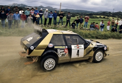 Fabrizio Tabaton - Luciano Tedeschini
9º Rally Costa Smeralda 1986. Lancia Delta S4 "Grifone Esso" (TO 77894E). Clasificado 4º.

Del 16 al 18 de Abril, Porto Cervo, norte de Cerdeña, Italia.
Superficie: tierra.

El Rally tenía 546 Km cronometrados divididos en 35 tramos especiales.

Tomaron la salida 79 equipos, finalizaron 32.@
Palabras clave: ;Lancia;Delta;S4;Grupo_B;Costa_Esmeralda;1986;Smeralda