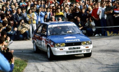 Jean Ragnotti - Pierre Thimonier
30º Rally Tour de Corse - Rallye de France 1986. Renault 11 Turbo (4404 YB 91). Clasificado 4º.

Del 1 al 3 de Mayo, Ajaccio, Córcega, Francia.
Superficie: asfalto.
El Rally tenia un total de 1551.00 km de los que 1122.34 km divididos en 30 tramos eran especiales. (4 de ellos fueron cancelados. SS12 Figarella - Cardo de 15.75 Km, SS18 Corte - Taverna de 26.84 Km, SS19 Moltifao - Speloncato de 38.16 Km y SS20 Corbara - Calenzana de 23.69 Km. Los 3 últimos por el fatal accidente de Henri y Sergio).
Tomaron la salida 122 equipos, finalizaron 31.

En esta edición habí­an 5 tramos de 50 o mas Km cronometrados, SS7 Cozzano - Col de la Serra de 50.84, SS8 Muracciole - Abbazia de 50.00, SS10 Pont d'Altiani - Pont St Laurent de 56.01, SS14 Prunelli - San Pancrazio de 55.67 y SS17 Campe Militaire - Corte de 58.14. Uno de mas de 70 km, SS23 Saint Roch - Suaricchio de 78.19, y otro, el último, SS30 Liamone - Suaricchio de 83.16 Km.

Aquí dejo los kilómetros de cada uno de los 30 tramos del Rally:

1ª ETAPA (01-Mayo-1986)
SS1 Verghia - Pont de la Masina de 38.09 km
SS2 Sainte Marie Sicche - Moca 1 de 23.96 km
SS3 Petreto - Aullene 1 de 20.03 km
SS4 Zerubia - Santa Giulia de 30.60 km
SS5 Sartene - Zonza de 44.23 km
SS6 Aullene - Zicavo de 25.59 km
SS7 Cozzano - Col de la Serra de 50.84 km
SS8 Muracciole - Abbazia de 50.00 km
SS9 Campo al Quarcio - Ponte de Noceta de 33.77 km
SS10 Pont d'Altiani - Pont St Laurent de 56.01 km
SS11 Ponte Rosso - Borgo de 42.29 km

TOTAL ETAPA 415.41 km

2ª ETAPA (02 Mayo-1986)
SS12 Figarella - Cardo (cancelado) de 15.75 km
SS13 Saint Florent - Col de San Stefano de 26.81 km
SS14 Prunelli - San Pancrazio de 55.67 km
SS15 Folelli - Santa Lucia di Moriani de 18.49 km
SS16 Moriani Plage - Orsoni de 20.10 km
SS17 Campe Militaire Corte de 58.14 km
SS18 Corte - Taverna (cancelado) de 26.84 km
SS19 Moltifao - Speloncato (cancelado) de 38.16 km
SS20 Corbara - Calenzana (cancelado) de 23.69 km

TOTAL ETAPA 283.65 km

3ª ETAPA (03-Mayo-1986)
SS21 Norte Dame de la Serra - Pont du Fango de 28.77 km
SS22 Fango - Ota de 48.59 km
SS23 Saint Roch - Suaricchio de 78.19 km
SS24 Tavera - Pont de Mezzana de 30.57 km
SS25 Sainte Marie Sicche - Moca 2 de 23.96 km
SS26 Petreto - Aullene 2 de 20.03 km
SS27 Sorbollano - Santa Giulia de 35.59 km
SS28 Calvese - Agosta Plage de 38.69 km
SS29 Plaine de Peri - Capiglioli de 35.73 km
SS30 Liamone - Suaricchio 83.16 km

TOTAL ETAPA 423.28 km.
SUMANDO LAS TRES ETAPAS, ESTAMOS HABLANDO DE 1122.34 KM CRONOMETRADOS... UNA SALVAJADA...@
Palabras clave: ;Renault;Turbo;Corcega;1986;Corse