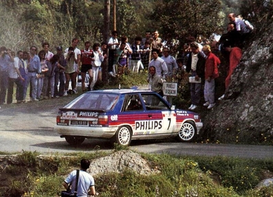 Jean Ragnotti - Pierre Thimonier
30º Rally Tour de Corse - Rallye de France 1986. Renault 11 Turbo (4404 YB 91). Clasificado 4º.

Del 1 al 3 de Mayo, Ajaccio, Córcega, Francia.
Superficie: asfalto.
El Rally tenia un total de 1551.00 km de los que 1122.34 km divididos en 30 tramos eran especiales. (4 de ellos fueron cancelados. SS12 Figarella - Cardo de 15.75 Km, SS18 Corte - Taverna de 26.84 Km, SS19 Moltifao - Speloncato de 38.16 Km y SS20 Corbara - Calenzana de 23.69 Km. Los 3 últimos por el fatal accidente de Henri y Sergio).
Tomaron la salida 122 equipos, finalizaron 31.

En esta edición habí­an 5 tramos de 50 o mas Km cronometrados, SS7 Cozzano - Col de la Serra de 50.84, SS8 Muracciole - Abbazia de 50.00, SS10 Pont d'Altiani - Pont St Laurent de 56.01, SS14 Prunelli - San Pancrazio de 55.67 y SS17 Campe Militaire - Corte de 58.14. Uno de mas de 70 km, SS23 Saint Roch - Suaricchio de 78.19, y otro, el último, SS30 Liamone - Suaricchio de 83.16 Km.

Aquí dejo los kilómetros de cada uno de los 30 tramos del Rally:

1ª ETAPA (01-Mayo-1986)
SS1 Verghia - Pont de la Masina de 38.09 km
SS2 Sainte Marie Sicche - Moca 1 de 23.96 km
SS3 Petreto - Aullene 1 de 20.03 km
SS4 Zerubia - Santa Giulia de 30.60 km
SS5 Sartene - Zonza de 44.23 km
SS6 Aullene - Zicavo de 25.59 km
SS7 Cozzano - Col de la Serra de 50.84 km
SS8 Muracciole - Abbazia de 50.00 km
SS9 Campo al Quarcio - Ponte de Noceta de 33.77 km
SS10 Pont d'Altiani - Pont St Laurent de 56.01 km
SS11 Ponte Rosso - Borgo de 42.29 km

TOTAL ETAPA 415.41 km

2ª ETAPA (02 Mayo-1986)
SS12 Figarella - Cardo (cancelado) de 15.75 km
SS13 Saint Florent - Col de San Stefano de 26.81 km
SS14 Prunelli - San Pancrazio de 55.67 km
SS15 Folelli - Santa Lucia di Moriani de 18.49 km
SS16 Moriani Plage - Orsoni de 20.10 km
SS17 Campe Militaire Corte de 58.14 km
SS18 Corte - Taverna (cancelado) de 26.84 km
SS19 Moltifao - Speloncato (cancelado) de 38.16 km
SS20 Corbara - Calenzana (cancelado) de 23.69 km

TOTAL ETAPA 283.65 km

3ª ETAPA (03-Mayo-1986)
SS21 Norte Dame de la Serra - Pont du Fango de 28.77 km
SS22 Fango - Ota de 48.59 km
SS23 Saint Roch - Suaricchio de 78.19 km
SS24 Tavera - Pont de Mezzana de 30.57 km
SS25 Sainte Marie Sicche - Moca 2 de 23.96 km
SS26 Petreto - Aullene 2 de 20.03 km
SS27 Sorbollano - Santa Giulia de 35.59 km
SS28 Calvese - Agosta Plage de 38.69 km
SS29 Plaine de Peri - Capiglioli de 35.73 km
SS30 Liamone - Suaricchio 83.16 km

TOTAL ETAPA 423.28 km.
SUMANDO LAS TRES ETAPAS, ESTAMOS HABLANDO DE 1122.34 KM CRONOMETRADOS... UNA SALVAJADA...@
Palabras clave: ;Renault;Turbo;Corcega;1986;Corse