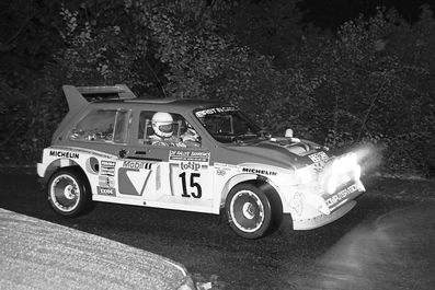 Malcolm Wilson - Nigel Harris
28º Rallye Sanremo 1986. MG Metro 6R4 (C99 KOG). Clasificado 4º.

Equipo Peugeot descalificado
El tercer dí­a del Rally se examinó el Peugeot y se decreto que las aletas de la parte de abajo eran en realidad faldillas. Las faldillas habí­an sido prohibidas después del Córcega, y a pesar de que los coches habí­an pasado las verificaciones pre-rally, se excluyeron todos los Peugeot de inmediato. Peugeot llevó el asunto a la FISA en diciembre, y decidió que la exclusión era ilegal.

Todos los puntos del Rally para el Campeonato se anularon, por eso Sanremo de 1986 no pudo considerarse una prueba de WRC, y por eso Markku Alén fue Campeón del Mundo durante tan solo 10 dí­as.

Del 13 al 17 de Octubre, Sanremo, Imperia, Italia.
Superficie: asfalto - tierra.

El Rally tenía un total de 2148.69 Km de los que 532.60 Km divididos en 40 tramos eran especiales (2 de ellos fueron cancelados SS8 Santa Luce de 12.30 Km y SS22 La Sela 2 de 10.15 Km).

Tomaron la salida 118 equipos, finalizaron 38.
@
Palabras clave: ;MG;Metro;Sanremo;1986;Grupo_B
