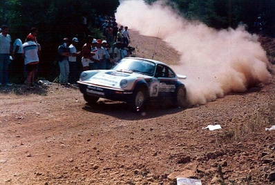 Saeed Al-Hajri - John Spiller
33º Bosch Acropolis Rally 1986. Porsche 911 SC RS (A815 CCF). Clasificado 4º.
Rothmans Porsche Rally Team

Del 2 al 4 de Junio, Atenas, Grecia.
Superficie: tierra.

El Rally tení­a un total de 1890.00 km de los que 572.13 km divididos en 46 tramos eran especiales (8 de ellas fueron cancelados SS8, SS9, SS10, SS14, SS16, SS21, SS36 y SS45)

Tomaron la salida 101 equipos, finalizaron 34.@
Palabras clave: Porsche;Grupo_B;Acropolis;Grecia;1986