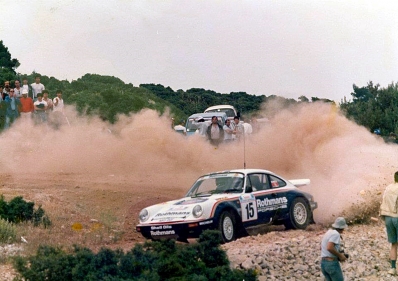 Saeed Al-Hajri - John Spiller
33º Bosch Acropolis Rally 1986. Porsche 911 SC RS (A815 CCF). Clasificado 4º.
Rothmans Porsche Rally Team

Del 2 al 4 de Junio, Atenas, Grecia.
Superficie: tierra.

El Rally tení­a un total de 1890.00 km de los que 572.13 km divididos en 46 tramos eran especiales (8 de ellas fueron cancelados SS8, SS9, SS10, SS14, SS16, SS21, SS36 y SS45)

Tomaron la salida 101 equipos, finalizaron 34.@
Palabras clave: Porsche;Grupo_B;Acropolis;Grecia;1986