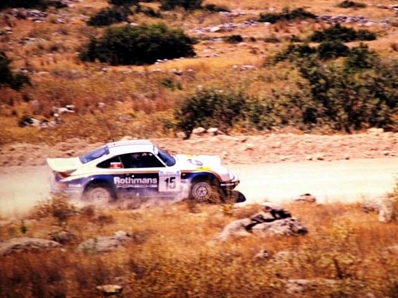 Saeed Al-Hajri - John Spiller
33º Bosch Acropolis Rally 1986. Porsche 911 SC RS (A815 CCF). Clasificado 4º.
Rothmans Porsche Rally Team

Del 2 al 4 de Junio, Atenas, Grecia.
Superficie: tierra.

El Rally tení­a un total de 1890.00 km de los que 572.13 km divididos en 46 tramos eran especiales (8 de ellas fueron cancelados SS8, SS9, SS10, SS14, SS16, SS21, SS36 y SS45)

Tomaron la salida 101 equipos, finalizaron 34.@
Palabras clave: Porsche;Grupo_B;Acropolis;Grecia;1986