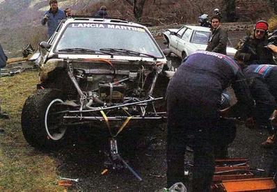 54º Rallye Automobile de Monte-Carlo 1986
Henri Toivonen y Sergio Cresto sufrieron un accidente durante un enlace de tramo (Col de Mounchery, entre Burzet y Eintragues, carretera estrecha y a la sombra) con su Lancia Delta S4 . Chocaron de frente contra el coche de un aficionado.

Referente al coche contra el que chocó era un Ford Taunus. Según se dice, con ruedas lisas y tasa de alcohol del conductor... por las nubes.

En la imagen, se puede ver los mecánicos del Equipo Martini Lancia arreglando el Lancia para que continuara en carrera. Detrás se puede ver el coche contra el que chocaron (Ford Taunus).
Henri y Sergio acabaron ganando el Rally.

Del 18 al 24 de Enero, Monte-Carlo.
Superficie: asfalto - nieve.

El Rally tenía un total de 3984.00 km de los que 881.20 km divididos en 36 tramos eran especiales.

Tomaron la salida 156 equipos, finalizaron 65.@
Palabras clave: Henri_Toivonen;Lancia;Delta;Asistencias;Grupo_B;crash;Montecarlo;1986