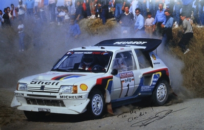 Timo Salonen - Seppo Harjanne
28º Rally Sanremo 1986. Peugeot 205 Turbo 16 E2 (237 FWH 75).

Equipo Peugeot descalificado
El tercer dí­a del Rally se examinó el Peugeot y se decreto que las aletas de la parte de abajo eran en realidad faldillas. Las faldillas habí­an sido prohibidas después del Córcega, y a pesar de que los coches habí­an pasado las verificaciones pre-rally, se excluyeron todos los Peugeot de inmediato. Peugeot llevó el asunto a la FISA en diciembre, y decidió que la exclusión era ilegal.

Todos los puntos del Rally para el Campeonato se anularon, por eso Sanremo de 1986 no pudo considerarse una prueba de WRC, y por eso Markku Alén fue Campeón del Mundo durante tan solo 10 dí­as.

Del 13 al 17 de Octubre, Sanremo, Imperia, Italia.
Superficie: asfalto - tierra.

El Rally tenía un total de 2148.69 Km de los que 532.60 Km divididos en 40 tramos eran especiales (2 de ellos fueron cancelados SS8 Santa Luce de 12.30 Km y SS22 La Sela 2 de 10.15 Km).

Tomaron la salida 118 equipos, finalizaron 38.

© Claudio Cavion
@
Palabras clave: Timo_Salonen;Seppo_Harjanne;Peugeot;Turbo;Grupo_B;Sanremo;1986