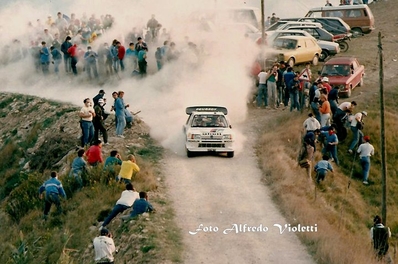 Timo Salonen - Seppo Harjanne
28º Rally Sanremo 1986. Peugeot 205 Turbo 16 E2 (237 FWH 75).

Equipo Peugeot descalificado
El tercer dí­a del Rally se examinó el Peugeot y se decreto que las aletas de la parte de abajo eran en realidad faldillas. Las faldillas habí­an sido prohibidas después del Córcega, y a pesar de que los coches habí­an pasado las verificaciones pre-rally, se excluyeron todos los Peugeot de inmediato. Peugeot llevó el asunto a la FISA en diciembre, y decidió que la exclusión era ilegal.

Todos los puntos del Rally para el Campeonato se anularon, por eso Sanremo de 1986 no pudo considerarse una prueba de WRC, y por eso Markku Alén fue Campeón del Mundo durante tan solo 10 dí­as.

Del 13 al 17 de Octubre, Sanremo, Imperia, Italia.
Superficie: asfalto - tierra.

El Rally tenía un total de 2148.69 Km de los que 532.60 Km divididos en 40 tramos eran especiales (2 de ellos fueron cancelados SS8 Santa Luce de 12.30 Km y SS22 La Sela 2 de 10.15 Km).

Tomaron la salida 118 equipos, finalizaron 38.

© Alfredo Violetti
@
Palabras clave: Timo_Salonen;Seppo_Harjanne;Peugeot;Turbo;Grupo_B;Sanremo;1986