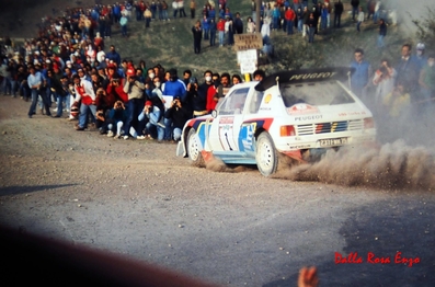 Timo Salonen - Seppo Harjanne
28º Rally Sanremo 1986. Peugeot 205 Turbo 16 E2 (237 FWH 75).

Equipo Peugeot descalificado
El tercer dí­a del Rally se examinó el Peugeot y se decreto que las aletas de la parte de abajo eran en realidad faldillas. Las faldillas habí­an sido prohibidas después del Córcega, y a pesar de que los coches habí­an pasado las verificaciones pre-rally, se excluyeron todos los Peugeot de inmediato. Peugeot llevó el asunto a la FISA en diciembre, y decidió que la exclusión era ilegal.

Todos los puntos del Rally para el Campeonato se anularon, por eso Sanremo de 1986 no pudo considerarse una prueba de WRC, y por eso Markku Alén fue Campeón del Mundo durante tan solo 10 dí­as.

Del 13 al 17 de Octubre, Sanremo, Imperia, Italia.
Superficie: asfalto - tierra.

El Rally tenía un total de 2148.69 Km de los que 532.60 Km divididos en 40 tramos eran especiales (2 de ellos fueron cancelados SS8 Santa Luce de 12.30 Km y SS22 La Sela 2 de 10.15 Km).

Tomaron la salida 118 equipos, finalizaron 38.

© Enzo Dalla Rosa
@
Palabras clave: Timo_Salonen;Seppo_Harjanne;Peugeot;Turbo;Grupo_B;Sanremo;1986