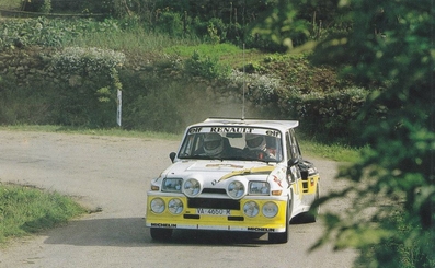 Carlos Sainz Cenamor - Antonio Boto
10° Rally Villa de Llanes 1986. Renault 5 Maxiturbo (VA-4650-M).
Renault Sport España

Después de ir todo el rally peleando con Zanini (Ford RS200 / 2M 5557 P) por la victoria, cuando quedaban dos tramos para el final y liderando la prueba, apareció la lluvia en el tramo del Fito... Todos montaron ruedas de seco.

En la bajada del tramo Carlos se sale de la carretera, apareciendo poco después Zanini, que también se sale en la misma curva golpeando el Maxiturbo de Carlos.

Salvador Servià (Lancia Rally 037 / 2M 5511 P) consigue pasar por los pelos y por las indicaciones de Carlos para que aminorara la velocidad. Después de más de cuatro minutos, Zanini logra devolver el Ford, (que estaba apoyado al Maxiturbo de Carlos), a la carretera y continuar en carrera, quedando en 4ª posición final del Rally.

Carlos Sainz se queda en el lugar sin poder hacer nada para seguir en competición.

El 1 de Junio, Llanes, Asturias, España.
Superficie: asfalto.

Tomaron la salida 52 equipos, finalizaron 35.
@
Palabras clave: Renault;Maxiturbo;Villa_Llanes;1986;Grupo_B