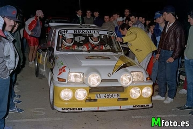 Carlos Sainz Cenamor - Antonio Boto
10° Rally Villa de Llanes 1986. Renault 5 Maxiturbo (VA-4650-M).
Renault Sport España

Después de ir todo el rally peleando con Zanini (Ford RS200 / 2M 5557 P) por la victoria, cuando quedaban dos tramos para el final y liderando la prueba, apareció la lluvia en el tramo del Fito... Todos montaron ruedas de seco.

En la bajada del tramo Carlos se sale de la carretera, apareciendo poco después Zanini, que también se sale en la misma curva golpeando el Maxiturbo de Carlos.

Salvador Servià (Lancia Rally 037 / 2M 5511 P) consigue pasar por los pelos y por las indicaciones de Carlos para que aminorara la velocidad. Después de más de cuatro minutos, Zanini logra devolver el Ford, (que estaba apoyado al Maxiturbo de Carlos), a la carretera y continuar en carrera, quedando en 4ª posición final del Rally.

Carlos Sainz se queda en el lugar sin poder hacer nada para seguir en competición.

El 1 de Junio, Llanes, Asturias, España.
Superficie: asfalto.

Tomaron la salida 52 equipos, finalizaron 35.
@
Palabras clave: Renault;Maxiturbo;Villa_Llanes;1986;Grupo_B