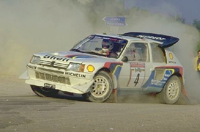 Juha Kankkunen - Juha Piironen
28º Rally Sanremo 1986. Peugeot 205 Turbo 16 E2 (319 FPF 75).

Equipo Peugeot descalificado
El tercer dí­a del Rally se examinó el Peugeot y se decreto que las aletas de la parte de abajo eran en realidad faldillas. Las faldillas habí­an sido prohibidas después del Córcega, y a pesar de que los coches habí­an pasado las verificaciones pre-rally, se excluyeron todos los Peugeot de inmediato. Peugeot llevó el asunto a la FISA en diciembre, y decidió que la exclusión era ilegal.
Todos los puntos del Rally para el Campeonato se anularon, por eso Sanremo de 1986 no pudo considerarse una prueba de WRC, y por eso Markku Alén fue Campeón del Mundo durante tan solo 10 dí­as.

Del 13 al 17 de Octubre, Sanremo, Imperia, Italia.
Superficie: asfalto - tierra.

El Rally tenía un total de 2148.69 Km de los que 532.60 Km divididos en 40 tramos eran especiales, (2 de ellos fueron cancelados SS8 Santa Luce de 12.30 Km y SS22 La Sela 2 de 10.15 Km).

Tomaron la salida 118 equipos, finalizaron 38.@
Palabras clave: ;Peugeot;Turbo;Grupo_B;Sanremo;1986