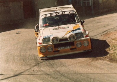 Carlos Sainz Cenamor - Antonio Boto
7º Rallye des Garrigues - Languedoc-Roussillon 1986. Renault 5 Maxiturbo (VA-4650-MA). Abandonó por el embrague en SS16 Saint-Bresson 2 de 34.20 Km.

Del 3 al 6 de Abril, Nimes, Francia
Superficie: asfalto

El Rally tenía un total de 501.90 km cronometrados divididos en 20 tramos especiales.

Tomaron la salida 102 equipos, finalizaron 44.@
Palabras clave: ;Renault;Maxiturbo;Grupo_B;Garrigues;1986