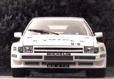 Citröen BX 4TC
Group B / Grupo B
1986
Fue un Grupo B fruto de la experiencia adquirida por Citröen en Rallyes con el Citröen Visa GTi y la combinación de soluciones y elementos de otros coches del Grupo PSA. El presupuesto de Citröen para construir un coche de Rally era bastante limitado, lo que se tradujo en un pequeño equipo de ingenieros liderado por Guy Verrier.

El planteamiento del BX 4TC fue sencillo.
En primer lugar se tomó el chasis del Citröen BX de serie y se reforzó con una estructura tubular para darle la rigidez necesaria.
Para contener el peso, las aletas, el capó delantero y el portón trasero fueron fabricados en plástico. También fue dotado de un enorme alerón trasero que finalmente no llegó a las unidades no destinadas a la competición.

Lo que de verdad caracterizó al BX 4TC fue su desmesurado voladizo delantero. Para motorizar el coche, Citröen tomó el bloque Roc de 2.142 c.c. del Peugeot 505 y le instaló una inyección electrónica L-Jetronic Bosch y un turbocompresor KKK tipo K26, potenciándolo hasta los 380 CV. Este motor estaba diseñado para colocarse en posición longitudinal, y el BX estaba pensado para montar motores transversales, lo que obligó a los ingenieros a alargar el capó nada menos que 28 cm. Si a este alargamiento le añadimos que para mejorar la maniobrabilidad se acortó la distancia entre ejes 40 mm, nos encontramos con un anti-estético voladizo delantero.
Pero los problemas de implantación del bloque Roc no acabaron aquí­. Su gran altura debida a la instalación del Turbo en la parte superior obligó a colocarlo inclinado 15º hacia la derecha y a realizar un importante resalte en la tapa del capó, en la que además se incluyeron unas rejillas para la refrigeración de las esferas de la suspensión hidroneumática.

Por aquel entonces, todo Grupo B que se preciase debía tener tracción integral, hubo sistemas muy sofisticados como los del Audi S1 E2, pero el escaso presupuesto de Citröen obligó al equipo de diseño a improvisar.

El BX era originalmente un coche de tracción delantera, y para conseguir la tracción integral se le acopló el puente trasero del Peugeot 505 sin ningún tipo de diferencial intermedio, aunque sí­ con un sistema que permitía optar por tracción delantera o integral, pudiéndose hacer el cambio entre estas en marcha. La transmisión se complementó con una caja de cambios derivada del Citröen SM de los años 70 que también utilizó el Peugeot 205 T16.

En la versión básica que llegó a los consumidores (eran necesarias 200 unidades de calle para homologar la versión 4TC Evo), al motor Roc se le sustituyó el turbo KKK por un turbo Garret asistido por un compresor situado por encima de él y movido eléctricamente.
La potencia alcanzaba los 200 CV a 5.250 rpm, con un par máximo de 30 kg.m. a 2.750 rpm. A pesar de tratarse de un coche de Rally, el Citröen BX 4TC mantenía el carácter familiar que le imponían sus 5 puertas y un maletero muy utilizable, y permitía viajar a cuatro o cinco personas cómodamente siempre que ignorasen el estruendo producido por su motor.

La abolición del Grupo B unida a la escasa efectividad del vehículo (participó en 15 rallyes, de los cuales sólo 3 fueron puntuables para el Campeonato Mundial y abandonó en 13 ocasiones) convirtieron en un fiasco la aventura de Citröen en el Grupo B.

FICHA TÉCNICA

Motor tipo
Delantero longitudinal de 4 cilindros en línea.

Cilindrada
2.142 c.c.

Diámetro x carrera
91,4 x 81,6 mm

Alimentación
Inyección electrónica L-Jetronic Bosch y un turbocompresor KKK tipo K26

Par máximo
46 kg.m a 5.500 rpm

Potencia máxima
380 CV a 7.000 rpm

TRANSMISIÓN

Tipo
Tracción integral (puente trasero desacoplable)

Cambio
Manual de 5 relaciones

Información conseguida de http://motormania.info
Palabras clave: Citroen;BX;Grupo_B;1986