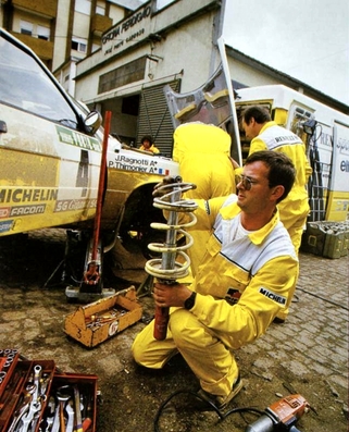 Asistencia del Equipo Renault Sport Elf en el 21º Rallye de Portugal Vinho do Porto 1987
En el Renault 11 Turbo (8416 YD 91) de Jean Ragnotti - Pierre Thimonier, clasificado 2º.

Del 11 al 14 de Marzo, Estoril, Cascais, Lisboa, Portugal.
Superficie: asfalto - tierra.

El Rally tenia un total de 2,088.23 Km de los que 603.50 Km divididos en 37 tramos, eran especiales.

Tomaron la salida 94 equipos, finalizaron 36.@
Palabras clave: ;Renault;Turbo;Portugal;1987;Asistencias