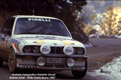 Pep Bassas - Josep Autet
35º Rally Costa Brava 1987. BMW 325i E30 (M-6421-GV). Clasificado 3º.
Telefunken-BMW

Del 19 al 21 de Febrero.

Al año siguiente aun habiendo existido una Asamblea en la que los socios de la "Peña 10 X hora" no aprobaron "la fusión" de su "Costa Brava" con el "Catalunya", éste último, el "Rally Catalunya", pasó a llamarse "Rally Catalunya-Costa Brava", denominándose así a partir de 1988, solo cambiando "Costa Brava" por "Costa Daurada" hasta día de hoy.

El Rally tenia un total de 1.139,5 Km con 27 tramos especiales.

Tomaron la salida 106 equipos, finalizaron 51.

Foto de Roberto Gnudi
@
Palabras clave: Pep_Bassas;Josep_Autet;Costa_Brava;BMW;1987