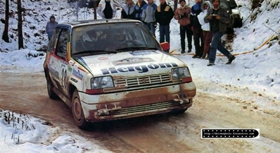 Jesús Puras - José Arrarte
35º Rally Costa Brava 1987. Renault 5 GT Turbo (S-1743-N). Clasificado 6º.
PHOTO: en el tramo "El Sobirà".

Del 19 al 21 de Febrero.

Al año siguiente aun habiendo existido una Asamblea en la que los socios de la "Peña 10 X hora" no aprobaron "la fusión" de su "Costa Brava" con el "Catalunya", éste último, el "Rally Catalunya", pasó a llamarse "Rally Catalunya-Costa Brava", denominándose así a partir de 1988, solo cambiando "Costa Brava" por "Costa Daurada" hasta día de hoy.

El Rally tenia un total de 1.139,5 Km con 27 tramos especiales.

Tomaron la salida 106 equipos, finalizaron 51.
@
Palabras clave: Jesus-Puras;Renault;Turbo;Costa_Brava;1987;nieve