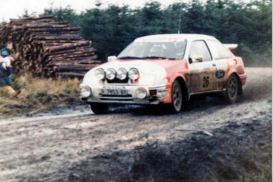 Carlos Sainz Cenamor - Antonio Boto
36º Lombard RAC Rally 1987. Ford Sierra RS Cosworth (V-7853-BX). Clasificado 8º.

Del 22 al 25 de Noviembre, Chester, Inglaterra.
Superficie: tierra.

El Rally tenia un total de 2623.92 Km de los que 513.29 Km divididos en 48 tramos eran especiales, (uno de ellos fue cancelado SS22 Hafren Forest 3 de 19.42 Km).

Se inscribieron 176 equipos, tomaron la salida 165, finalizaron 83.@
Palabras clave: ;Ford;Sierra;Cosworth;Gran_Bretaña;1987;RAC_Rally;Lombard;Inglaterra
